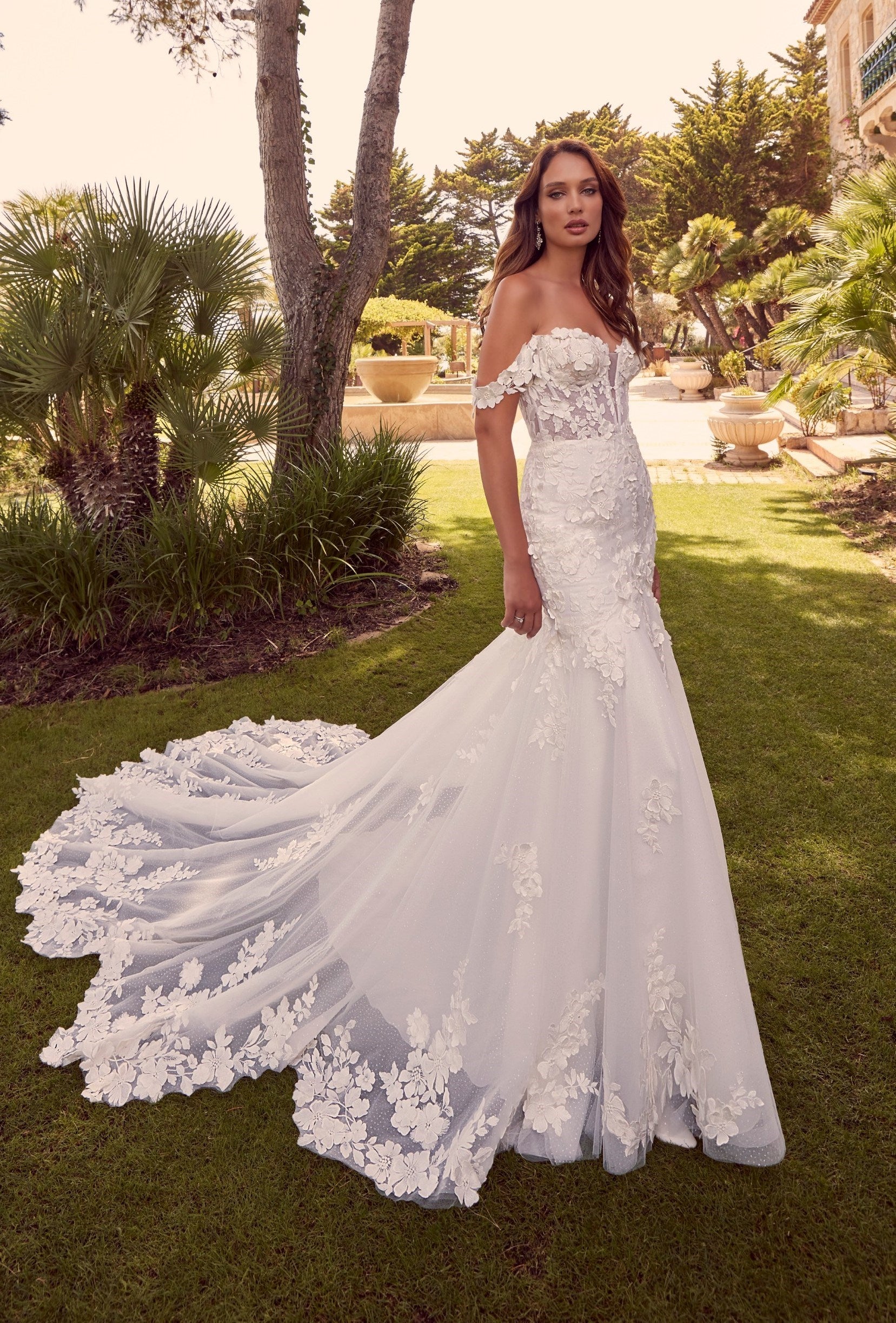 洋書　VOGUE WEDDINGS BRIDES DRESS Amazon.com: Vogue Weddings: Brides, Dresses, Designers